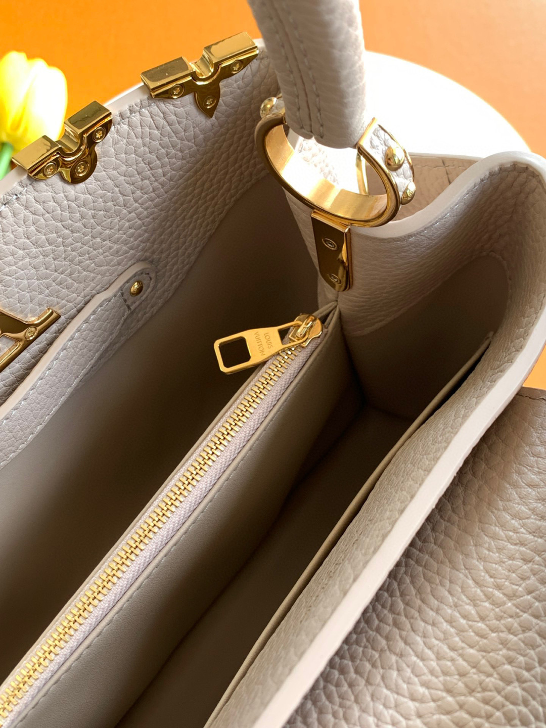 Louis Vuitton 全钢 M25404 灰紫金 本款Capucines BB手袋取材 Taurillon 牛皮革