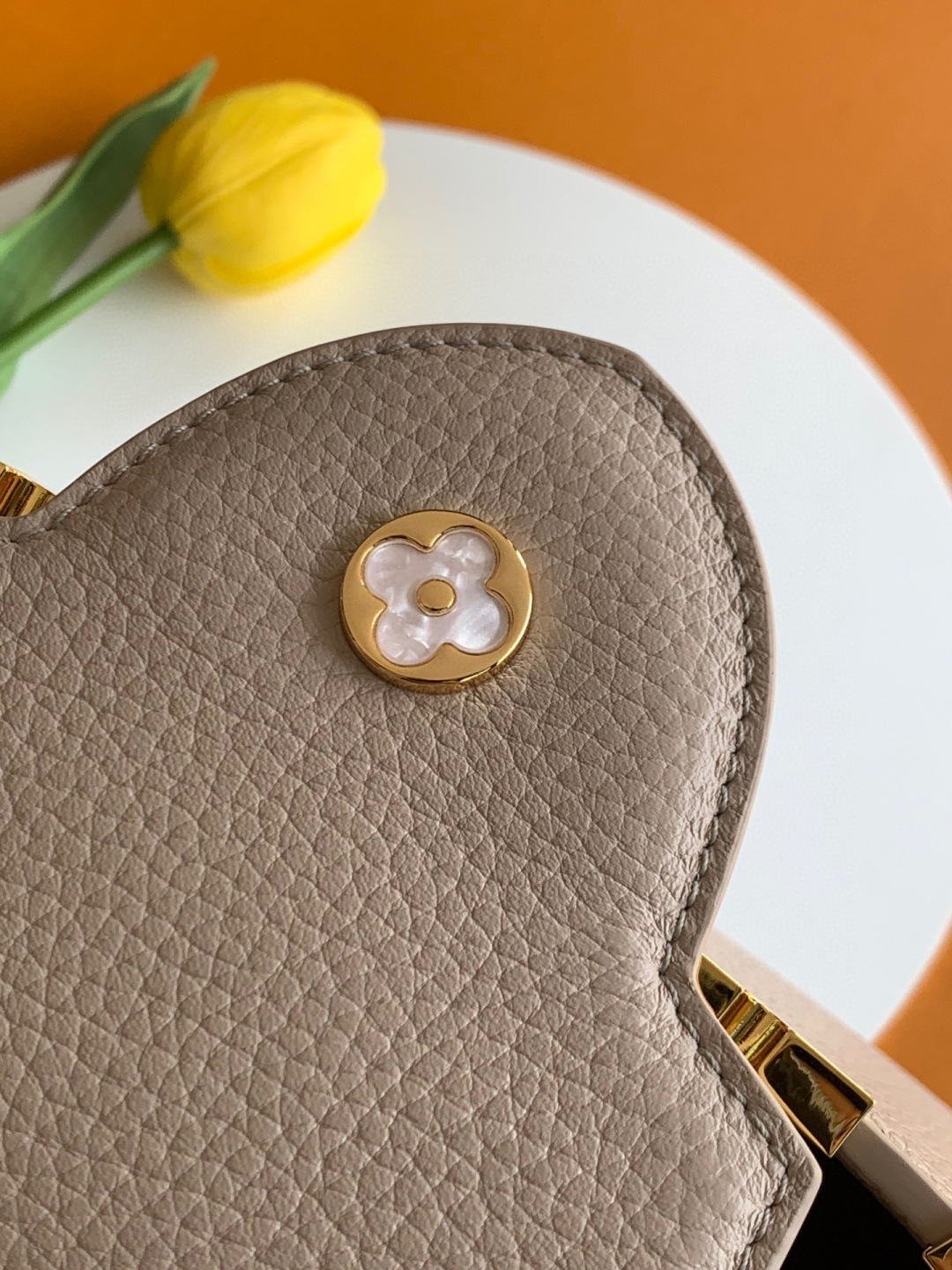 Louis Vuitton 全钢 M25404 灰紫金 本款Capucines BB手袋取材 Taurillon 牛皮革