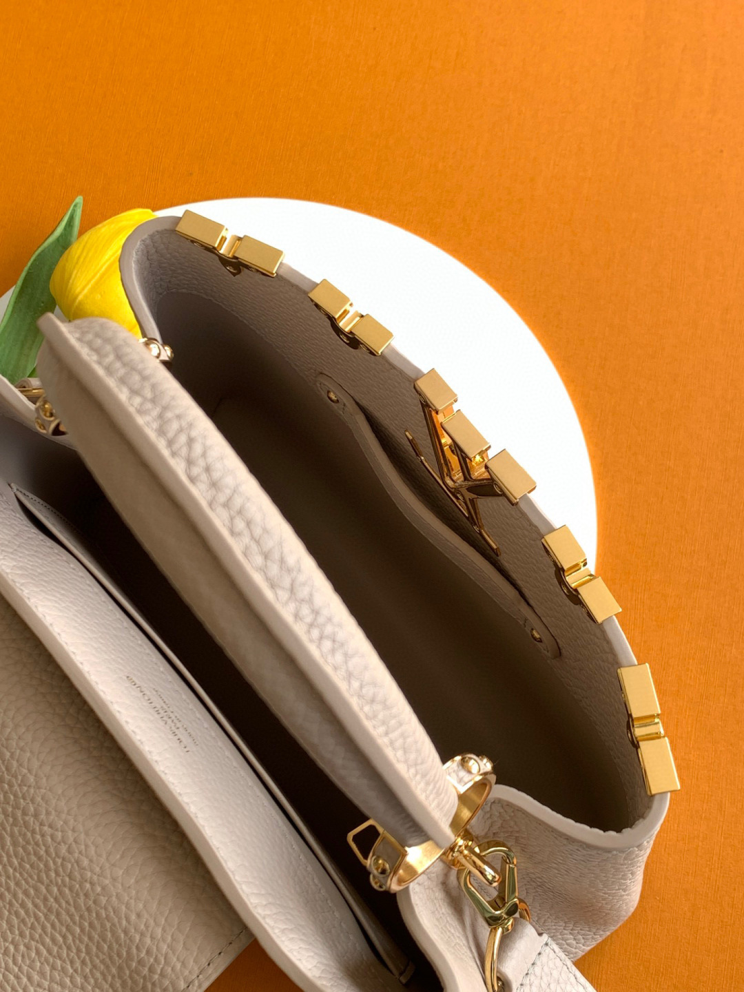 Louis Vuitton 全钢 M25404 灰紫金 本款Capucines BB手袋取材 Taurillon 牛皮革