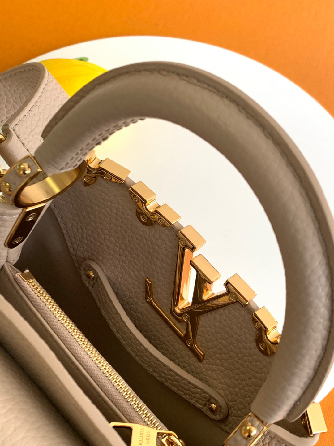 Louis Vuitton 全钢 M11341灰紫金 本款Capucines迷你手袋出自Flower Crown系列
