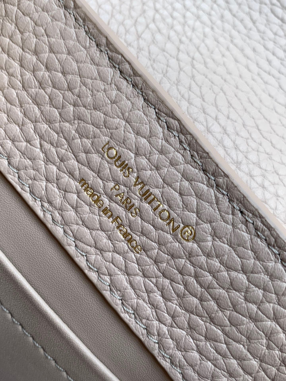 Louis Vuitton 全钢 M11341灰紫金 本款Capucines迷你手袋出自Flower Crown系列