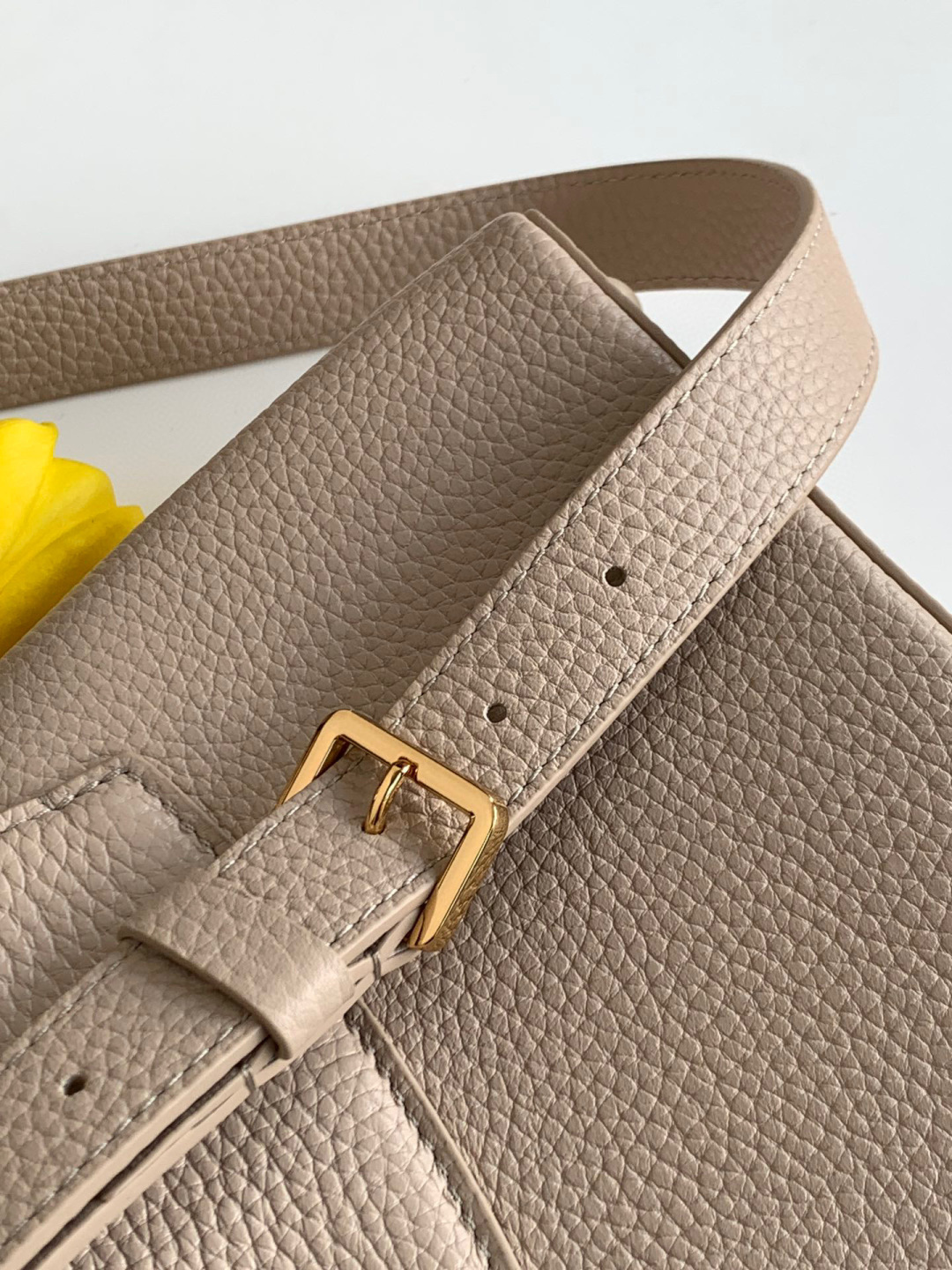 Louis Vuitton 全钢 M11341灰紫金 本款Capucines迷你手袋出自Flower Crown系列