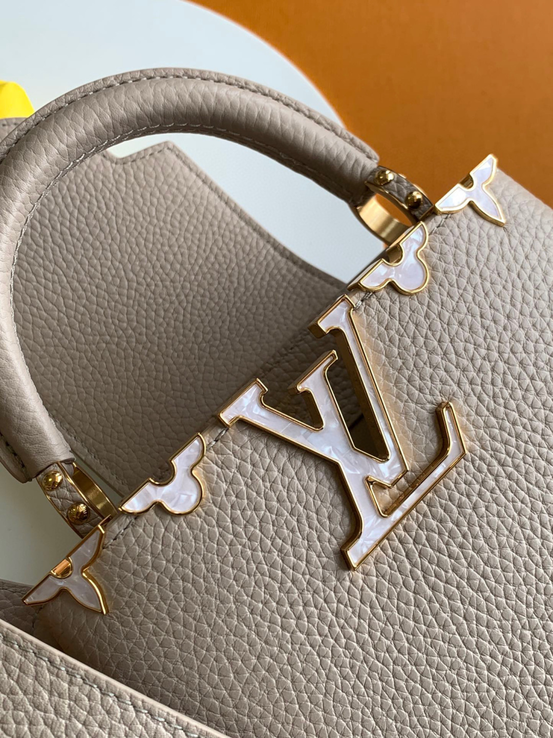 Louis Vuitton 全钢 M11341灰紫金 本款Capucines迷你手袋出自Flower Crown系列