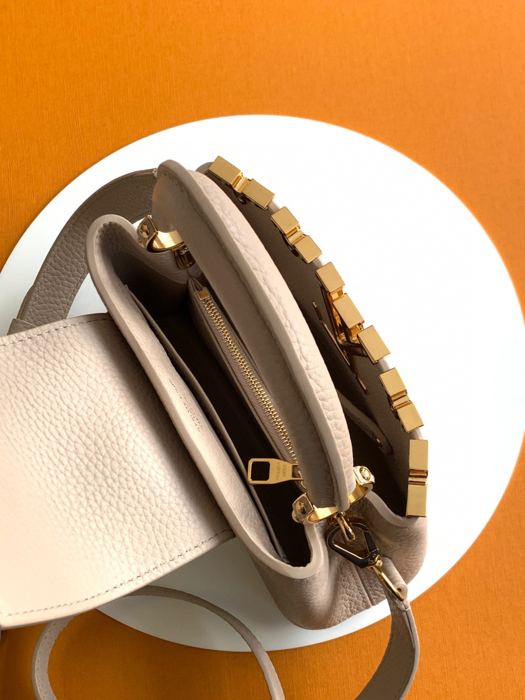 Louis Vuitton 全钢 M11341灰紫金 本款Capucines迷你手袋出自Flower Crown系列