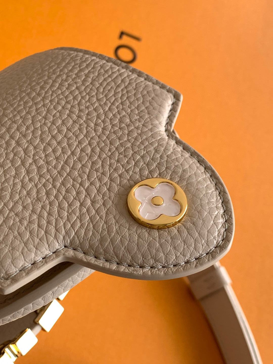 Louis Vuitton 全钢 M11341灰紫金 本款Capucines迷你手袋出自Flower Crown系列