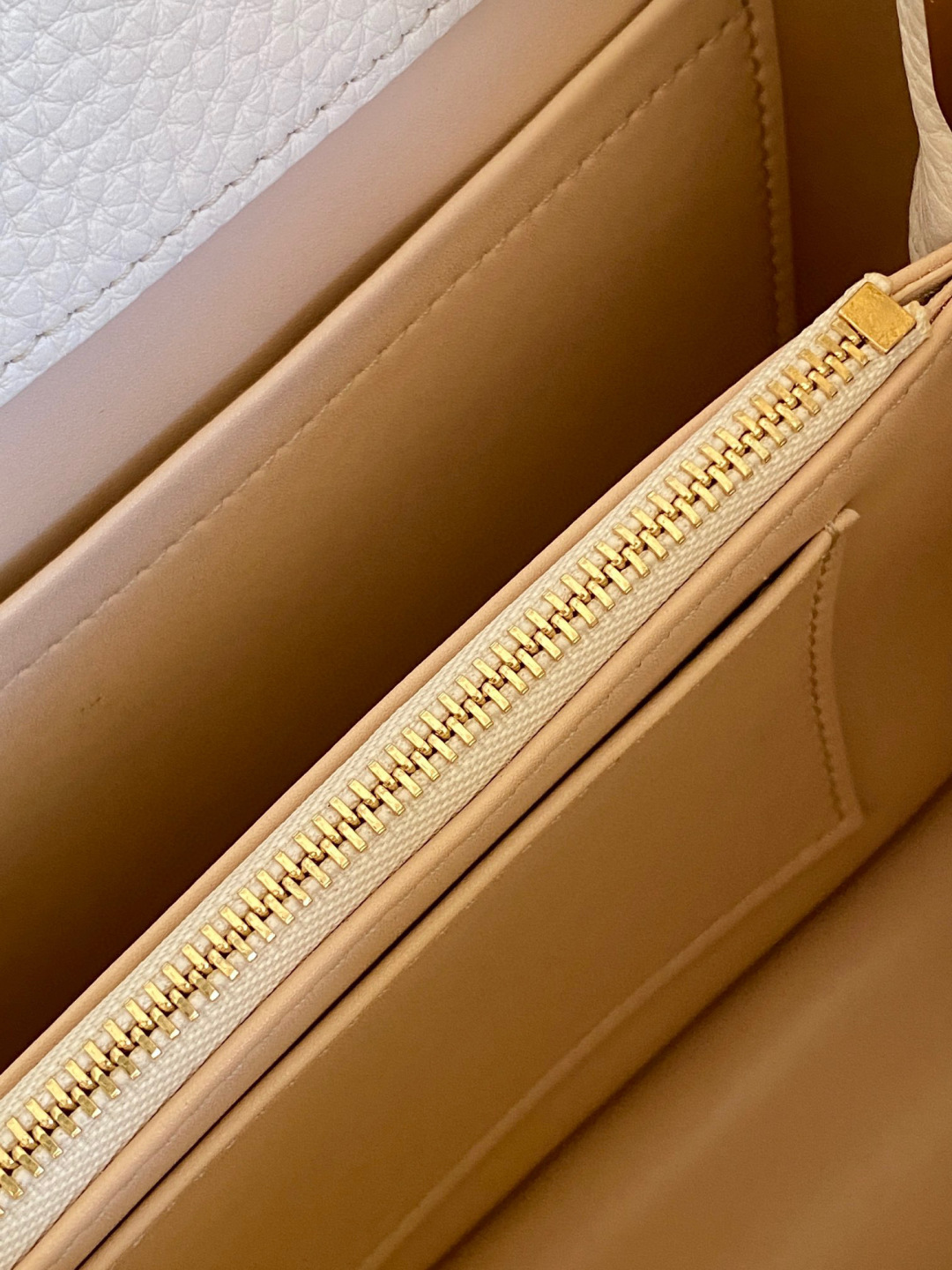 Louis Vuitton 全钢 M25404 珍珠白金 本款Capucines BB手袋取材 Taurillon 牛皮革