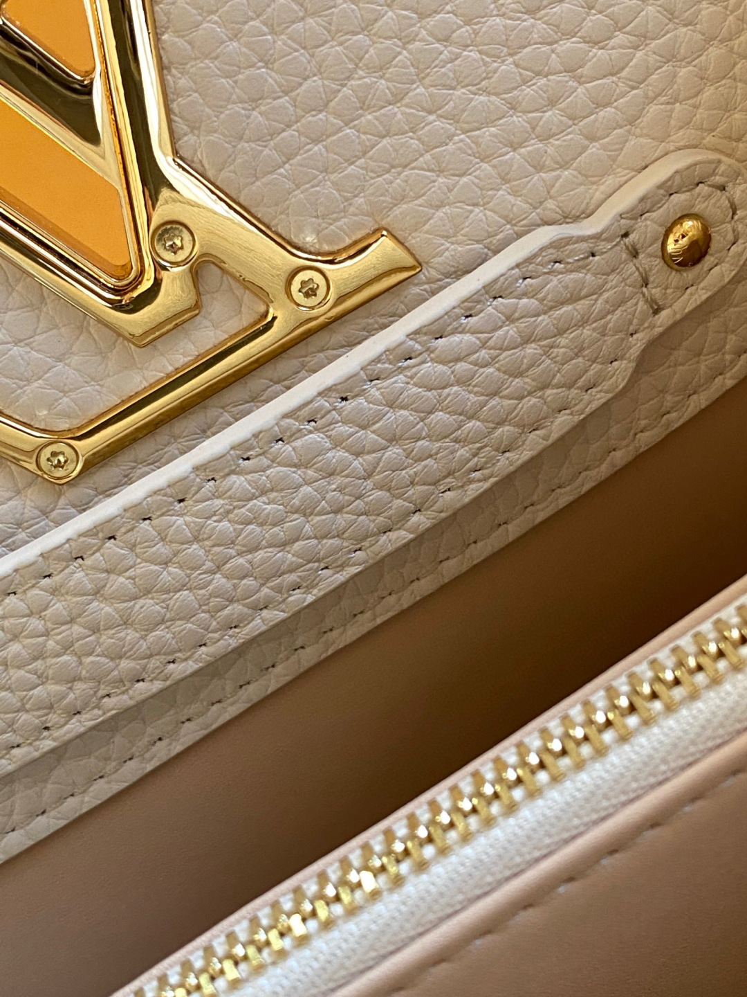 Louis Vuitton 全钢 M25404 珍珠白金 本款Capucines BB手袋取材 Taurillon 牛皮革