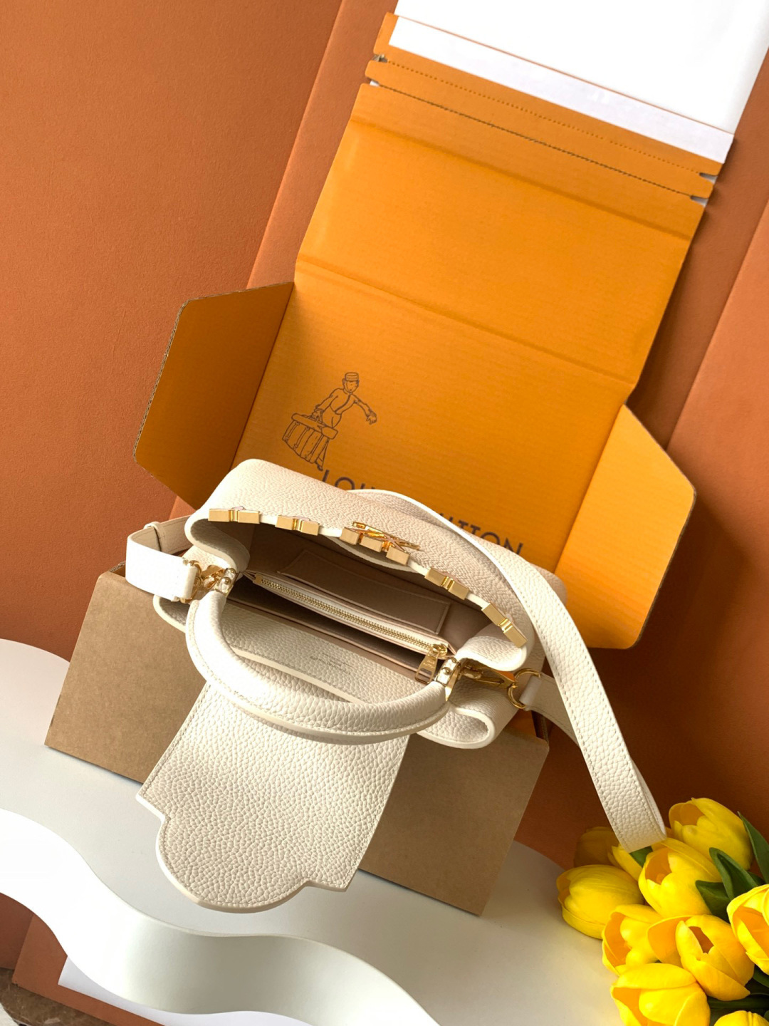Louis Vuitton 全钢 M25404 珍珠白金 本款Capucines BB手袋取材 Taurillon 牛皮革