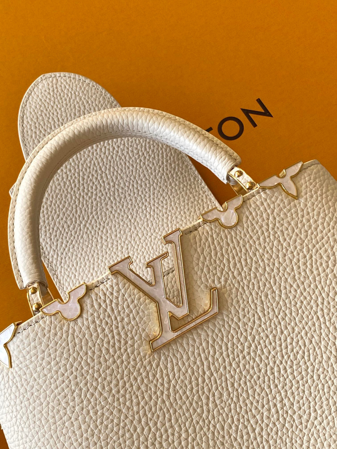 Louis Vuitton 全钢 M25404 珍珠白金 本款Capucines BB手袋取材 Taurillon 牛皮革