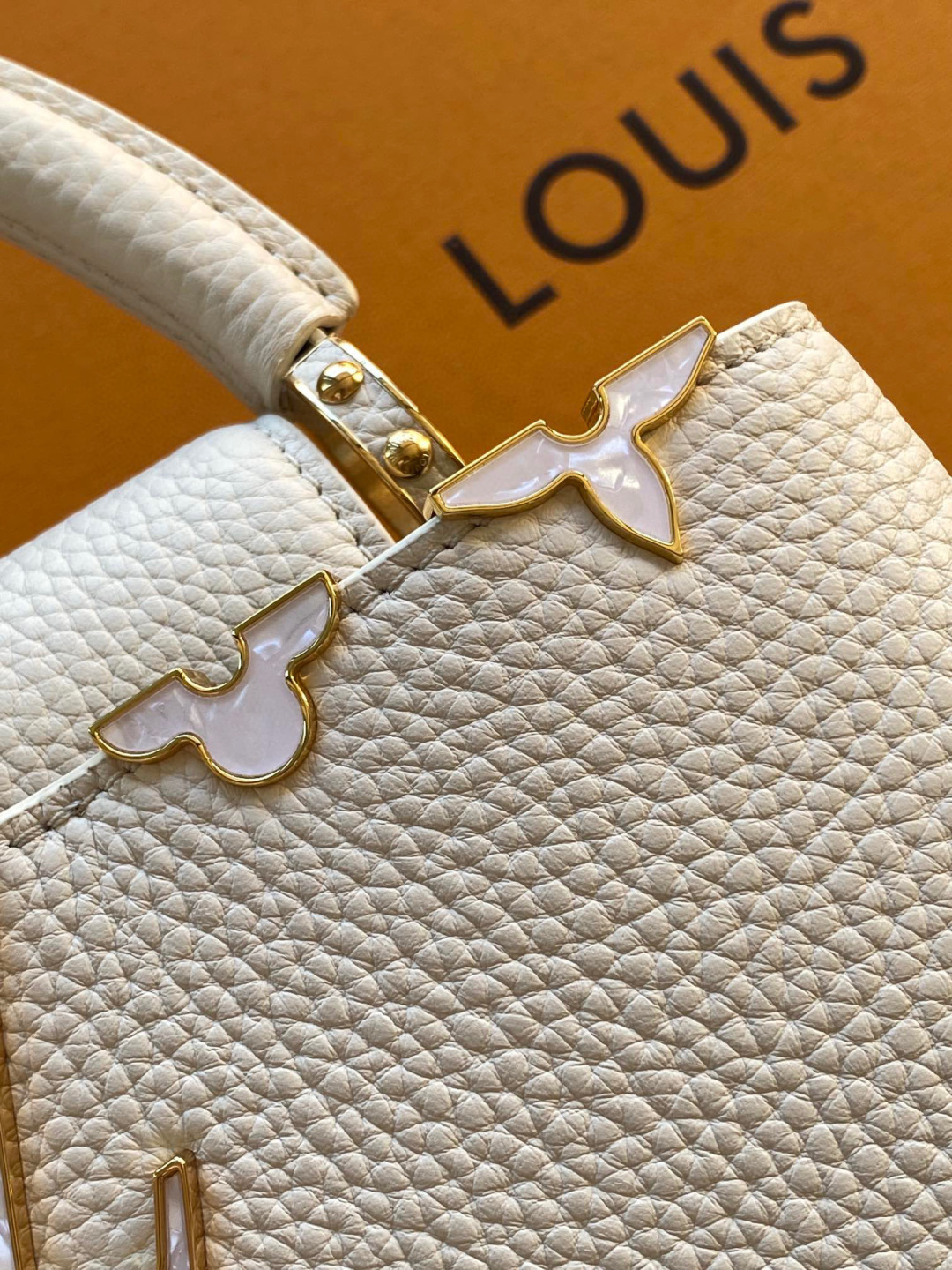 Louis Vuitton 全钢 M25404 珍珠白金 本款Capucines BB手袋取材 Taurillon 牛皮革