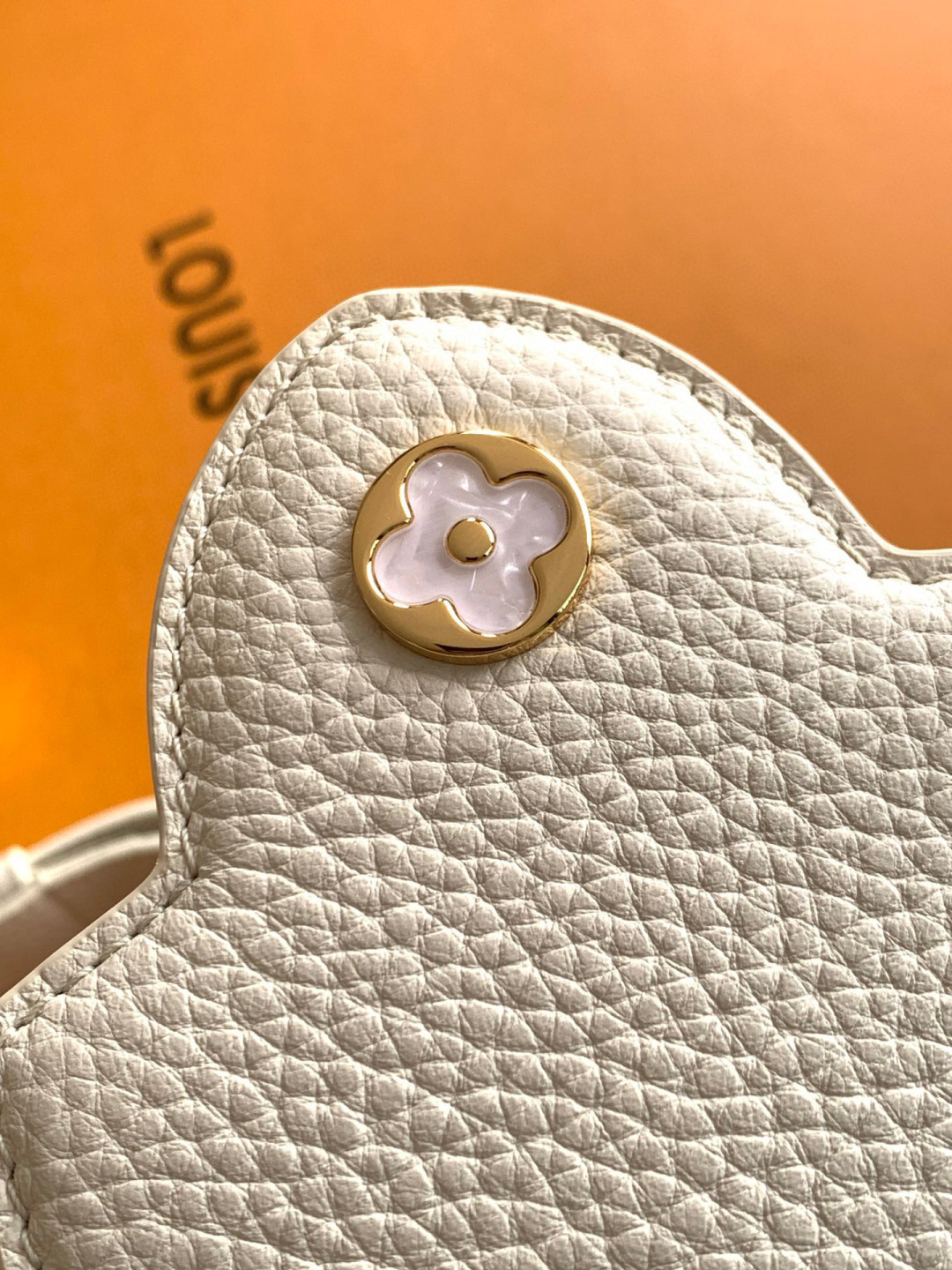 Louis Vuitton 全钢 M11341珍珠白金 本款Capucines迷你手袋出自Flower Crown系列