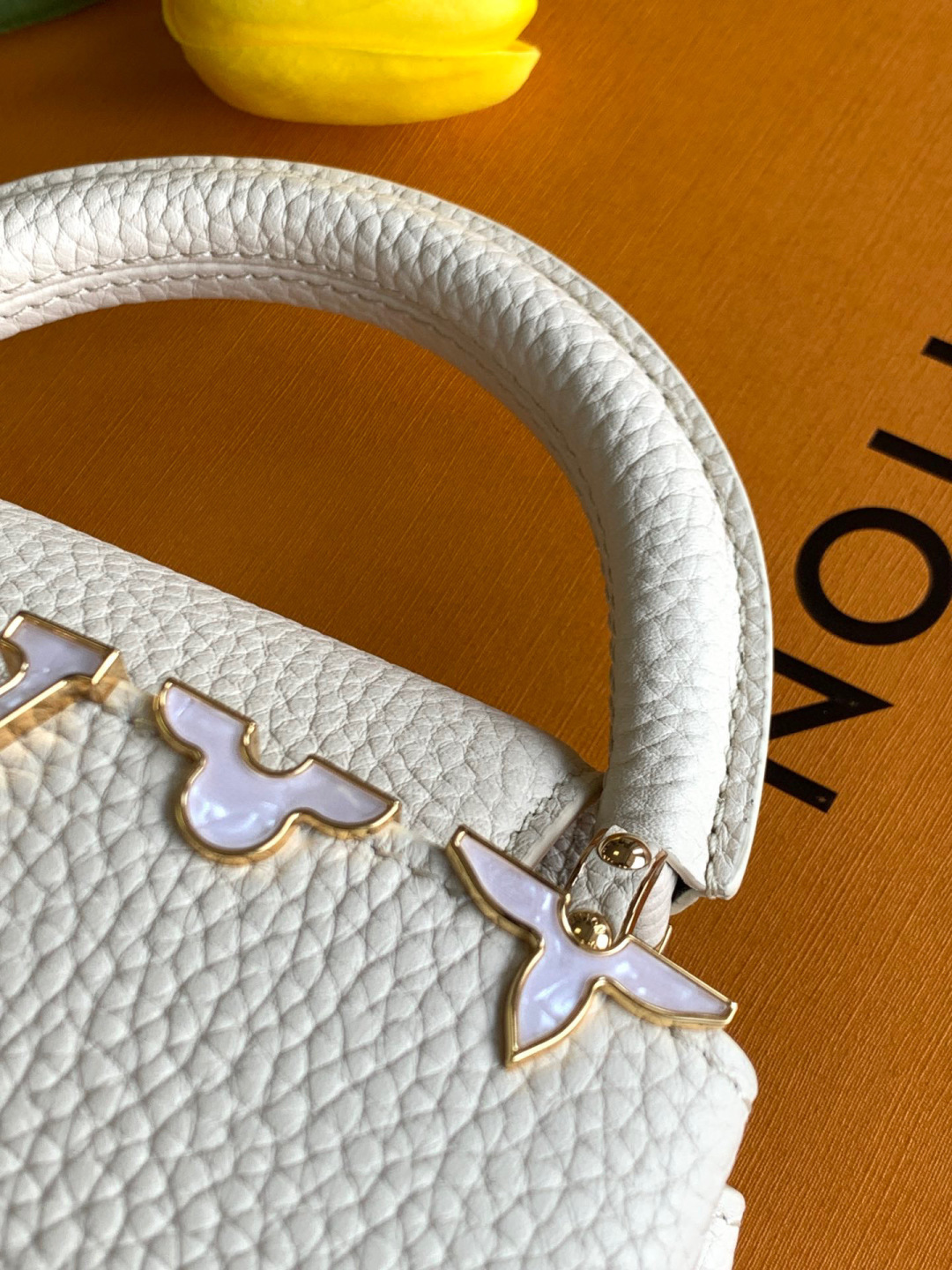 Louis Vuitton 全钢 M11341珍珠白金 本款Capucines迷你手袋出自Flower Crown系列