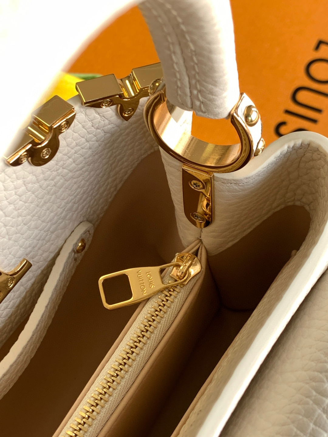 Louis Vuitton 全钢 M11341珍珠白金 本款Capucines迷你手袋出自Flower Crown系列