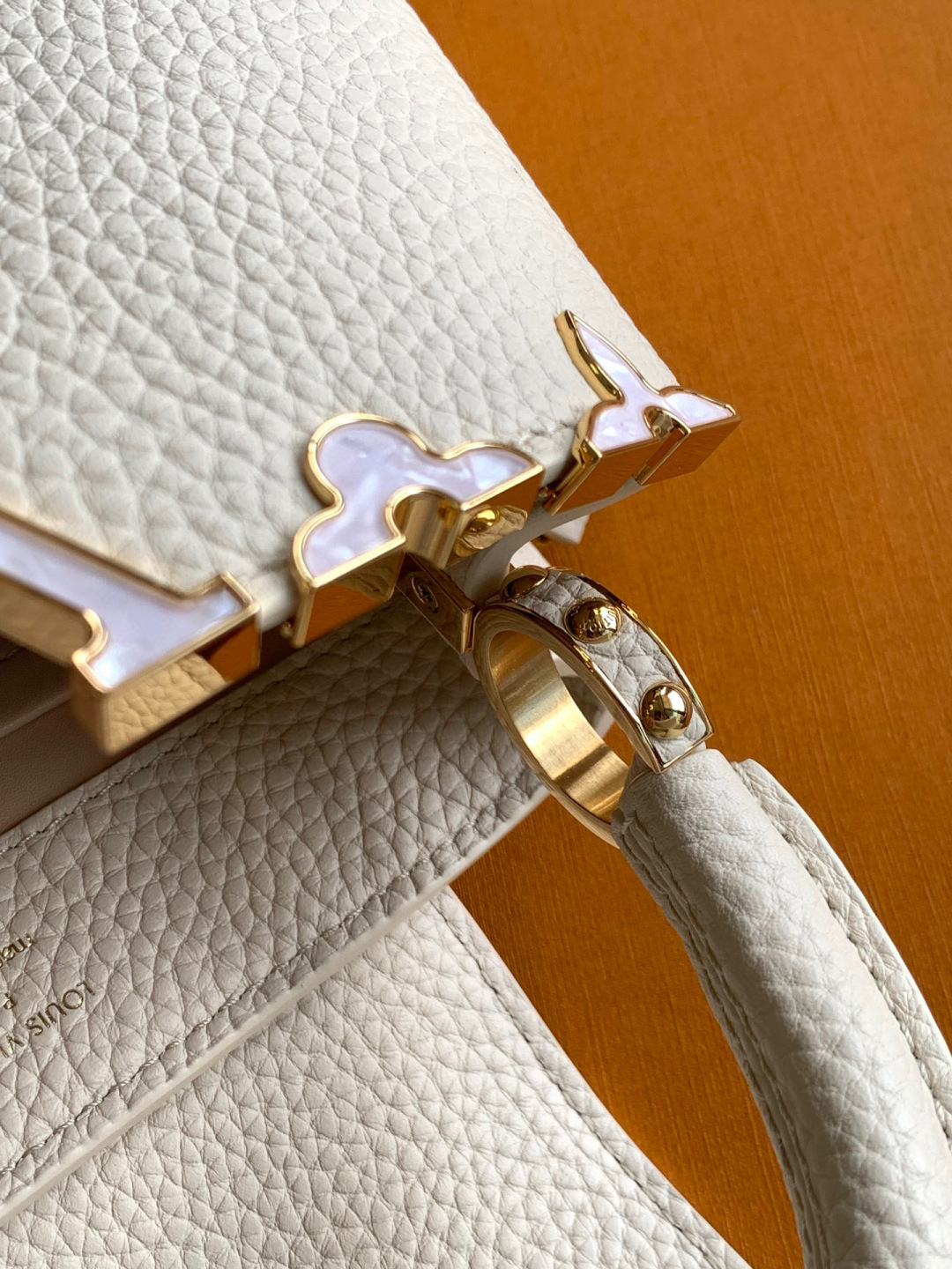 Louis Vuitton 全钢 M11341珍珠白金 本款Capucines迷你手袋出自Flower Crown系列