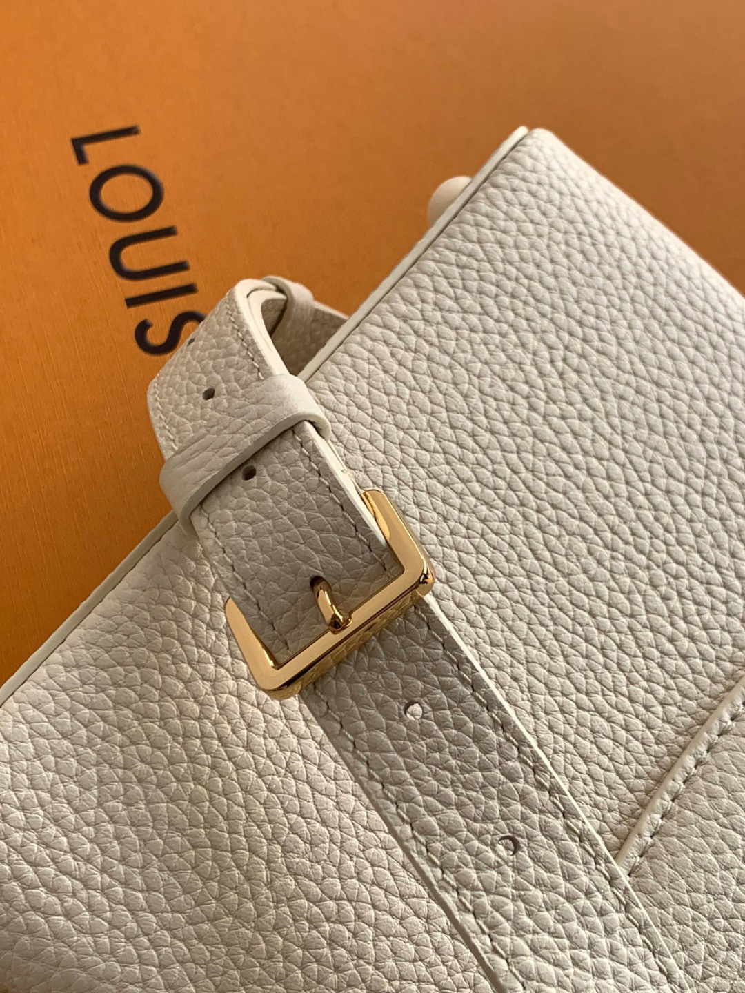 Louis Vuitton 全钢 M11341珍珠白金 本款Capucines迷你手袋出自Flower Crown系列