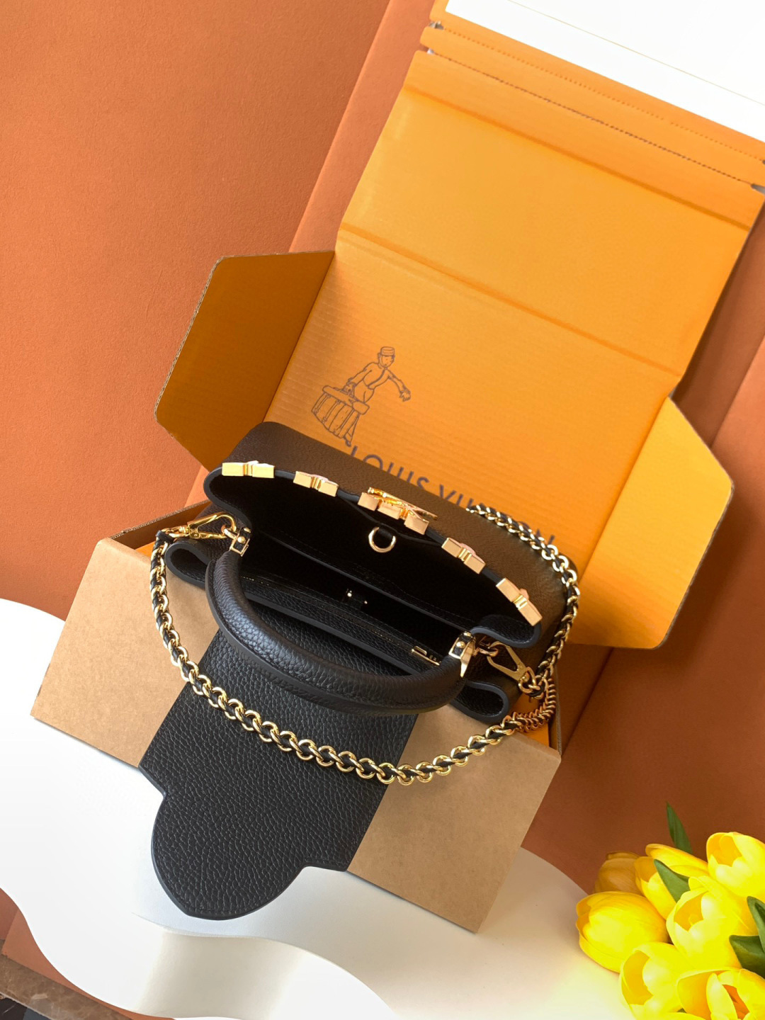 Louis Vuitton 全钢 M10168黑色金 本款Capucines Nano手袋出自Capucines Flower Crown系列