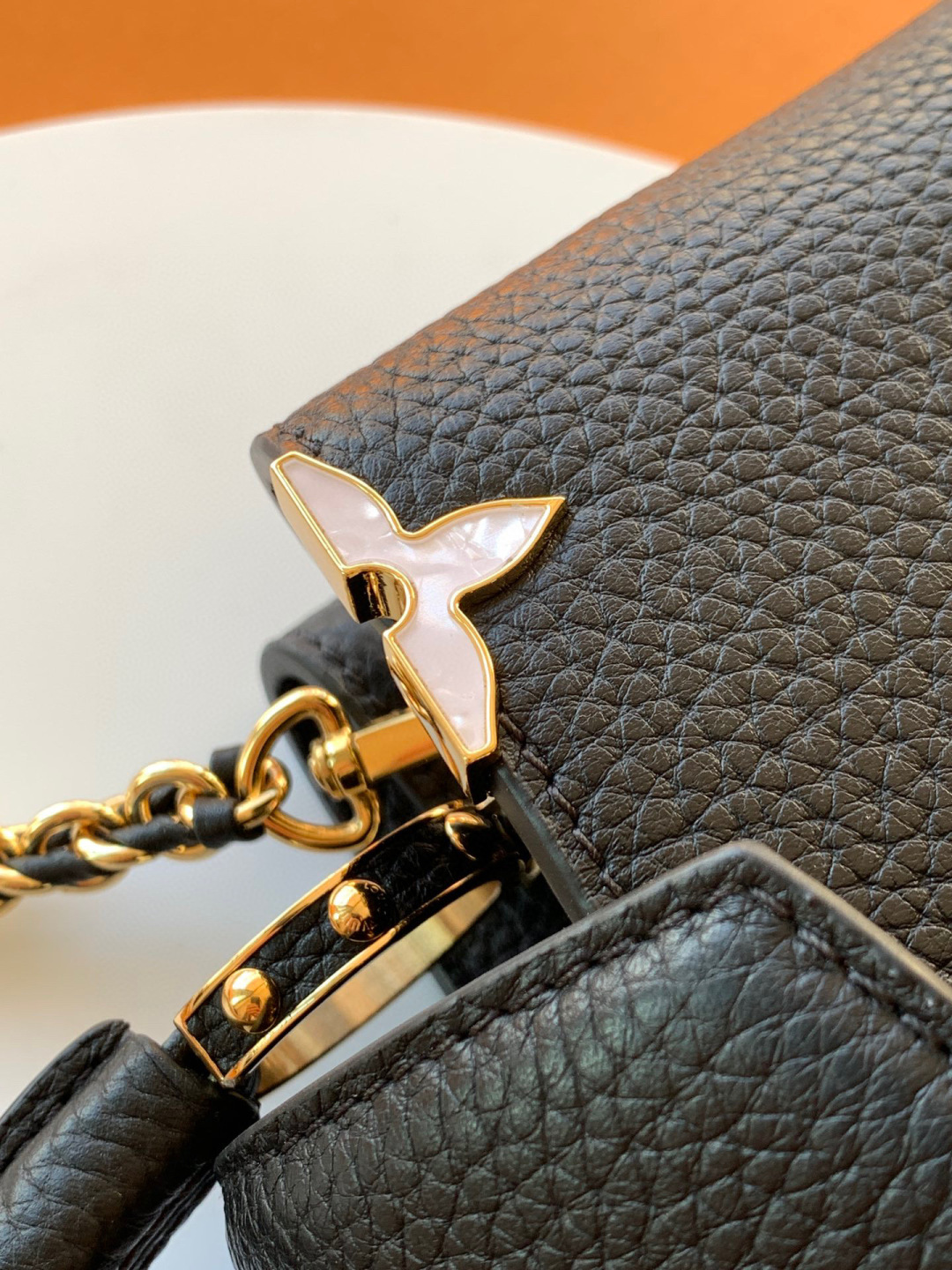 Louis Vuitton 全钢 M10168黑色金 本款Capucines Nano手袋出自Capucines Flower Crown系列