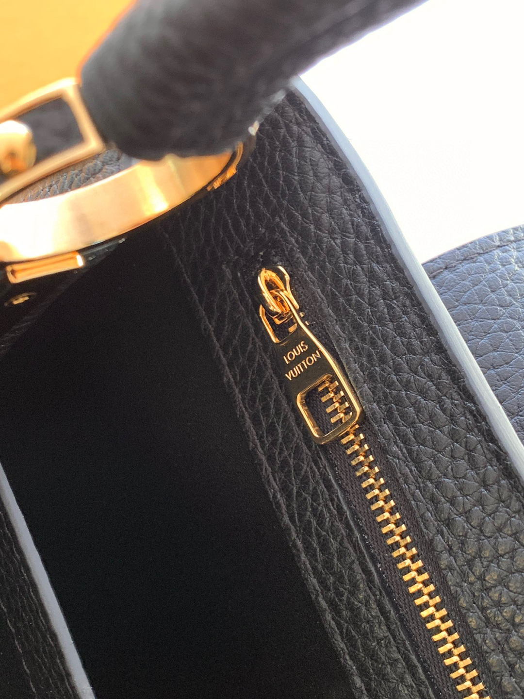 Louis Vuitton 全钢 M10168黑色金 本款Capucines Nano手袋出自Capucines Flower Crown系列