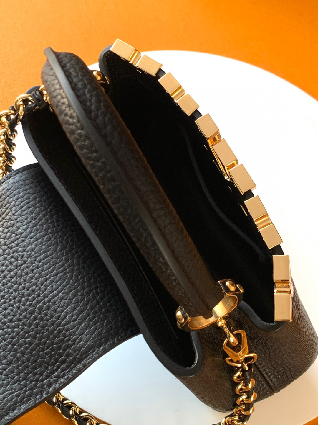 Louis Vuitton 全钢 M10167黑色本款Capucines Nano手袋出自Capucines Flower Crown系列