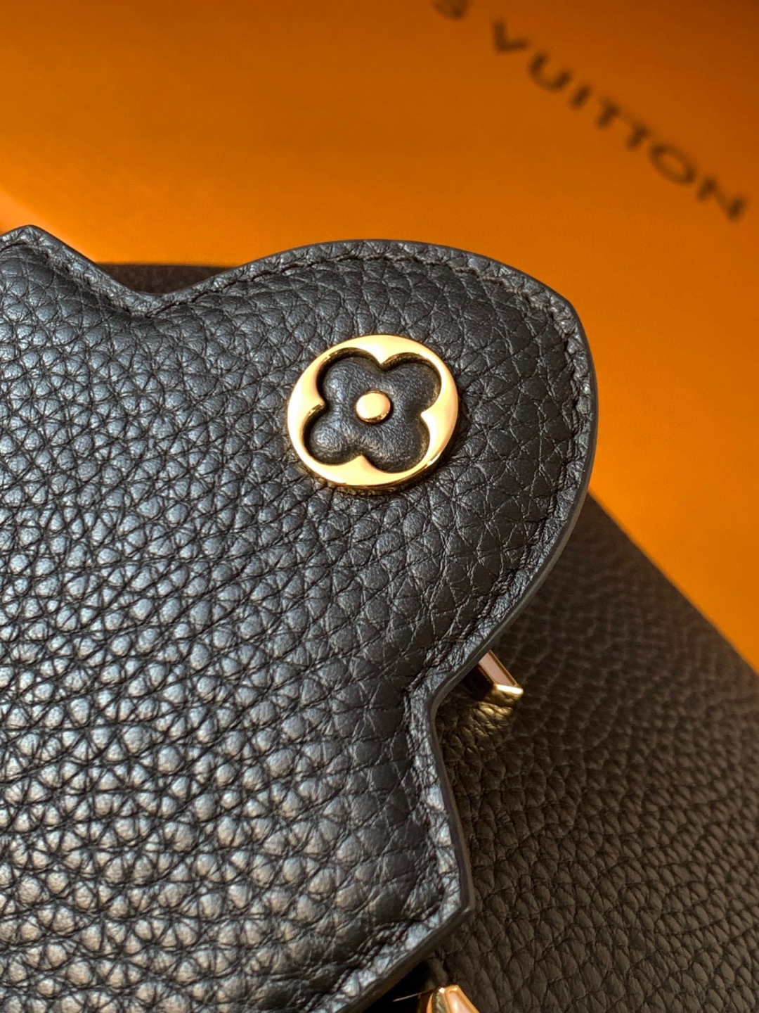 Louis Vuitton 全钢 M10167黑色本款Capucines Nano手袋出自Capucines Flower Crown系列