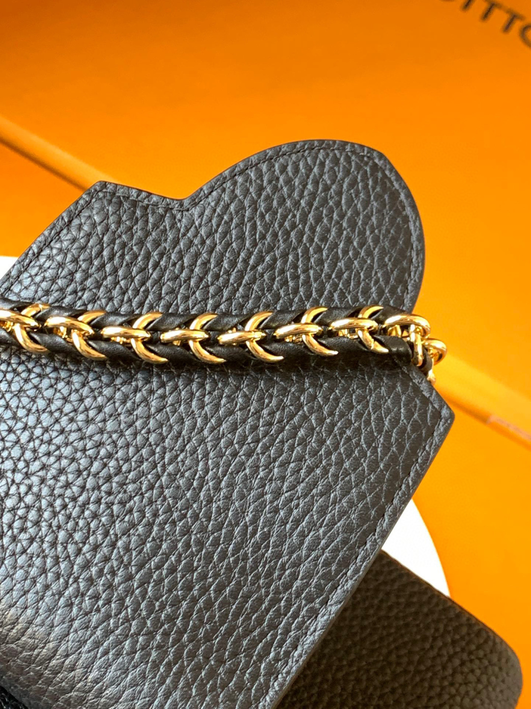 Louis Vuitton 全钢 M10167黑色本款Capucines Nano手袋出自Capucines Flower Crown系列