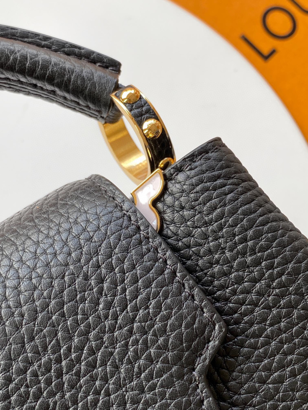 Louis Vuitton 全钢 M10166黑色金本款超迷你Capucines Nano手袋出自Capucines Flower Crown系列
