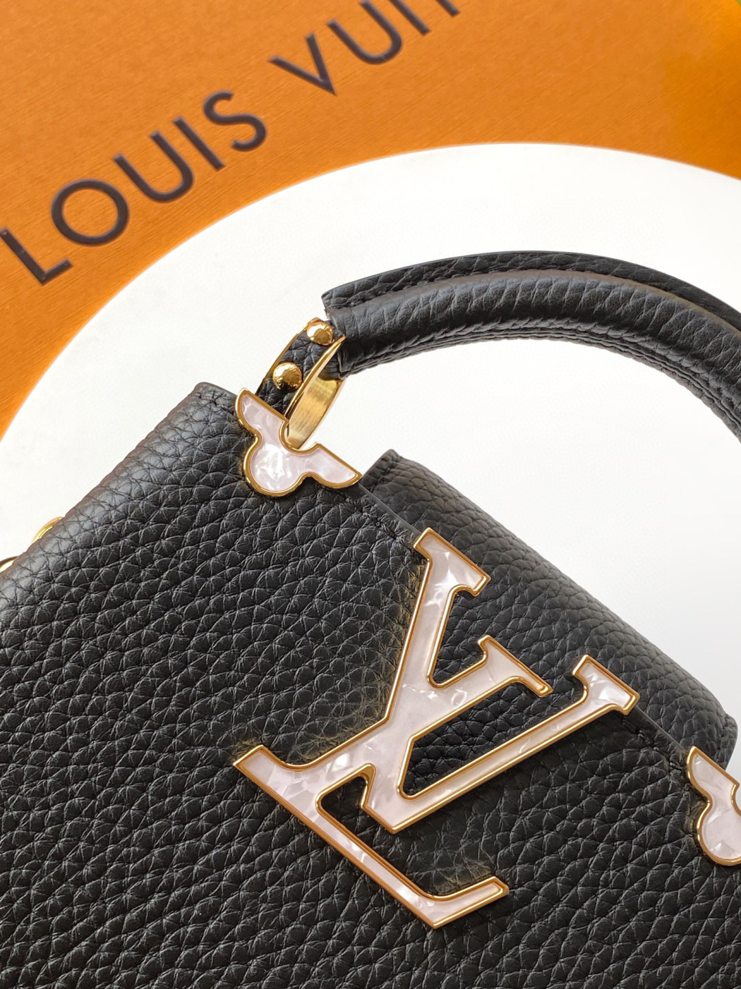 Louis Vuitton 全钢 M10166黑色金本款超迷你Capucines Nano手袋出自Capucines Flower Crown系列