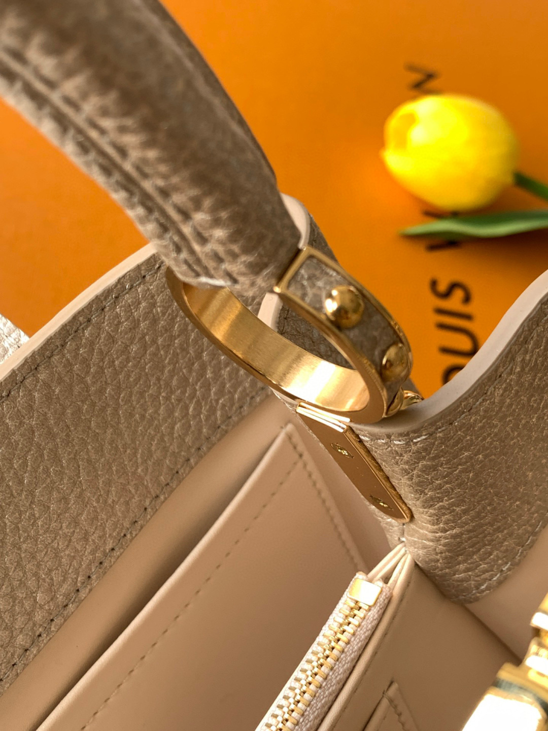 Louis Vuitton 全钢 M25404 金属卡其金扣本款Capucines BB手袋取材 Taurillon 牛皮革
