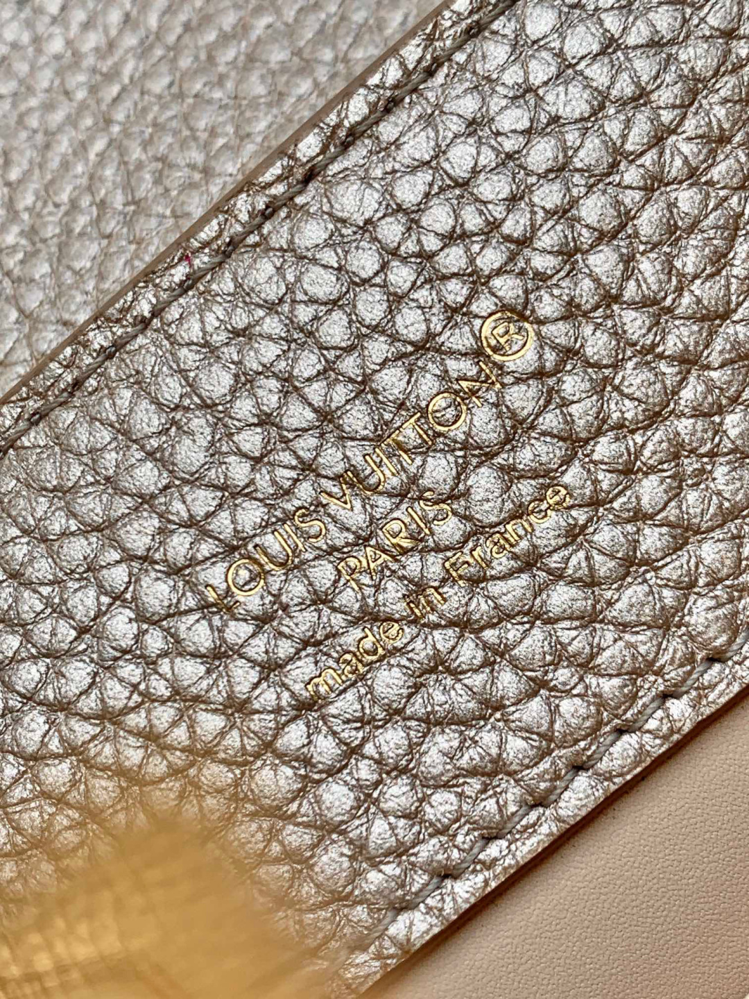 Louis Vuitton 全钢 M25404 金属卡其金扣本款Capucines BB手袋取材 Taurillon 牛皮革