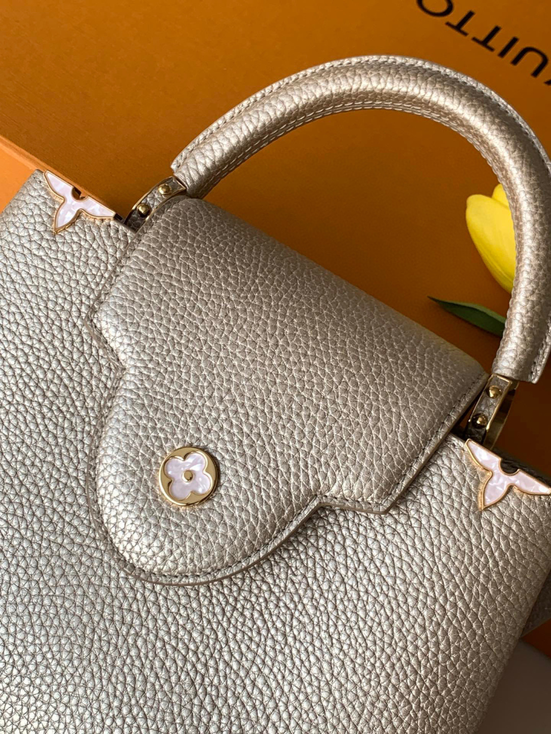 Louis Vuitton 全钢 M25404 金属卡其金扣本款Capucines BB手袋取材 Taurillon 牛皮革