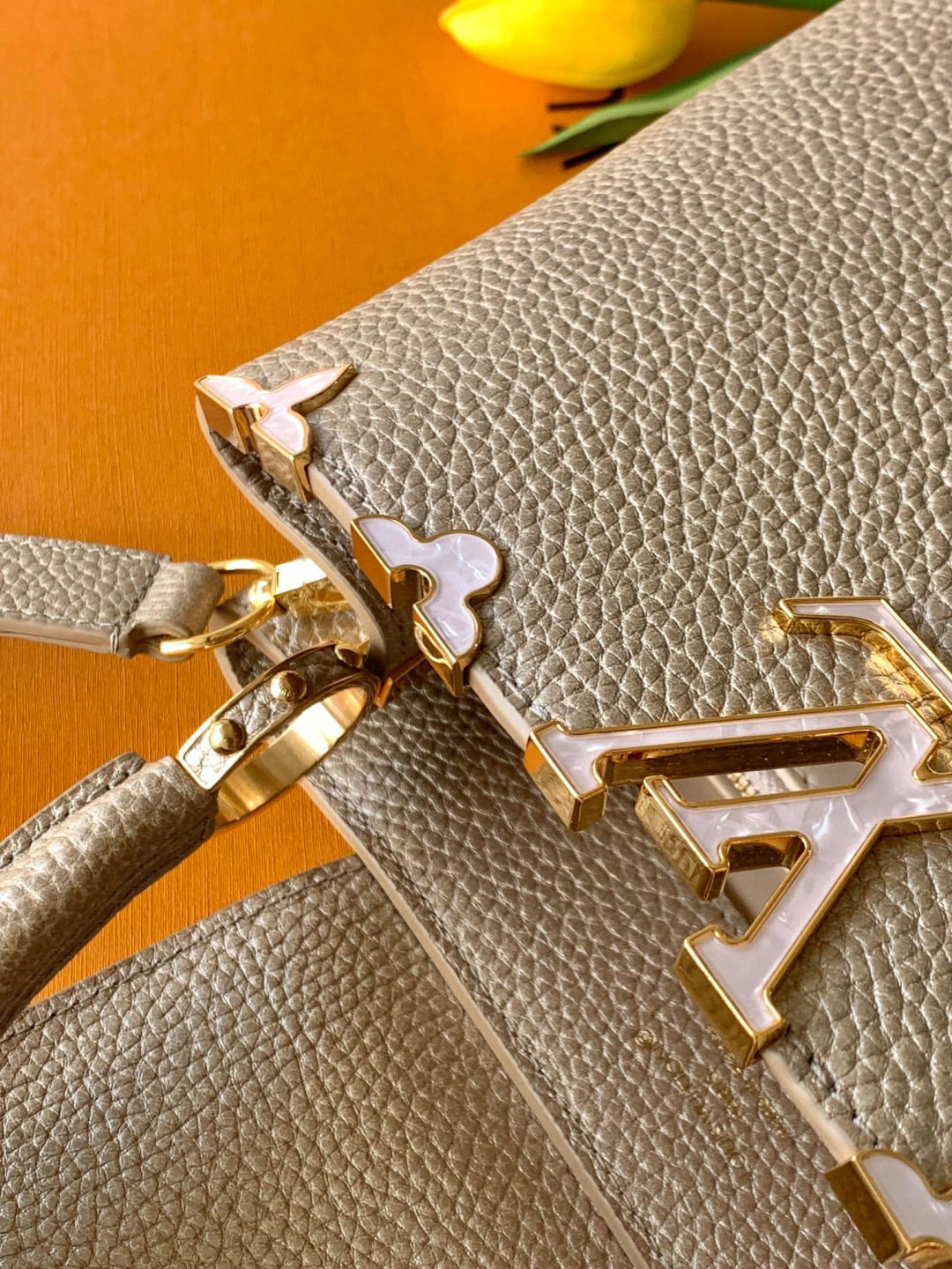 Louis Vuitton 全钢 M25404 金属卡其金扣本款Capucines BB手袋取材 Taurillon 牛皮革