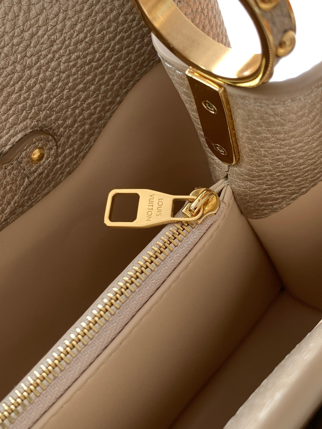 Louis Vuitton 全钢 M25404 金属卡其金扣本款Capucines BB手袋取材 Taurillon 牛皮革