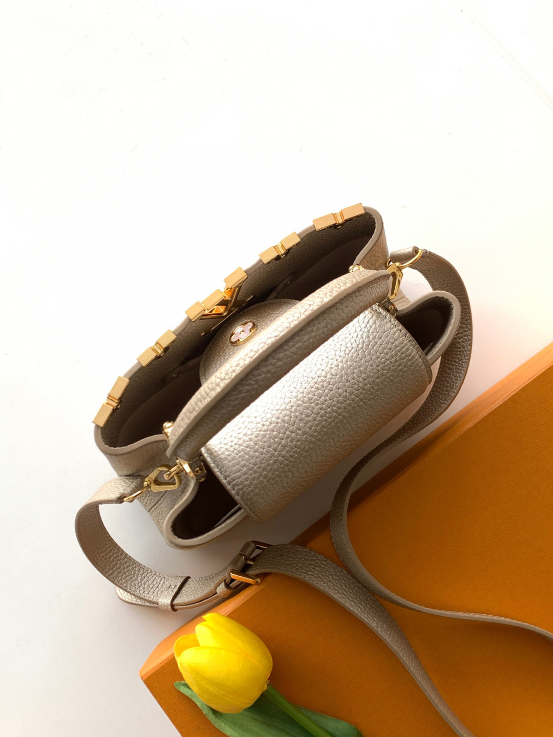 Louis Vuitton 全钢 M25404 金属卡其金扣本款Capucines BB手袋取材 Taurillon 牛皮革