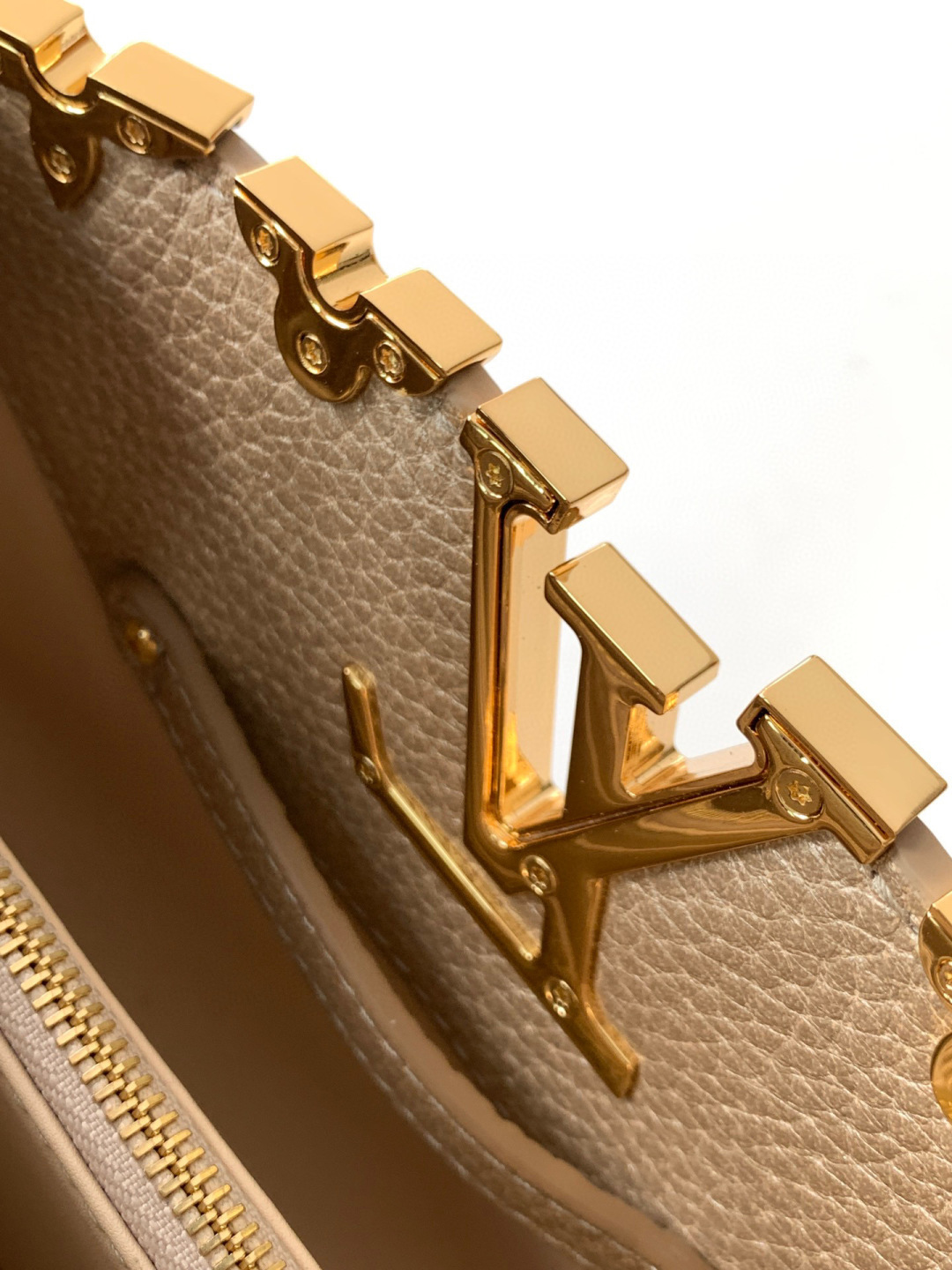 Louis Vuitton 全钢 M11341金属卡其金本款Capucines迷你手袋出自Flower Crown系列