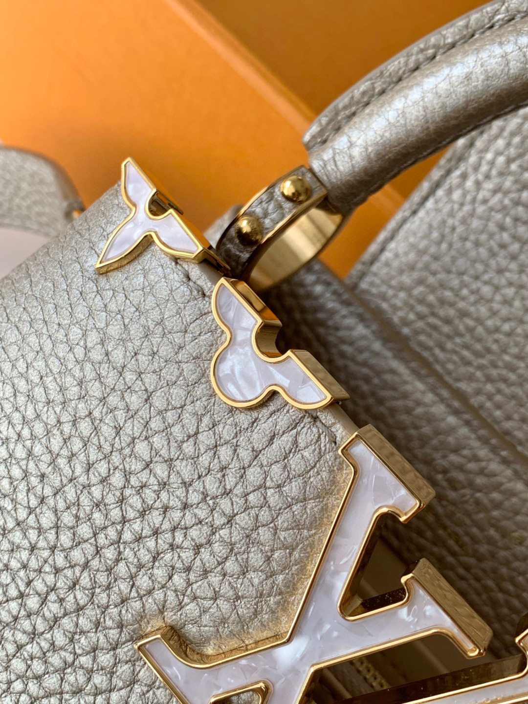 Louis Vuitton 全钢 M11341金属卡其金本款Capucines迷你手袋出自Flower Crown系列