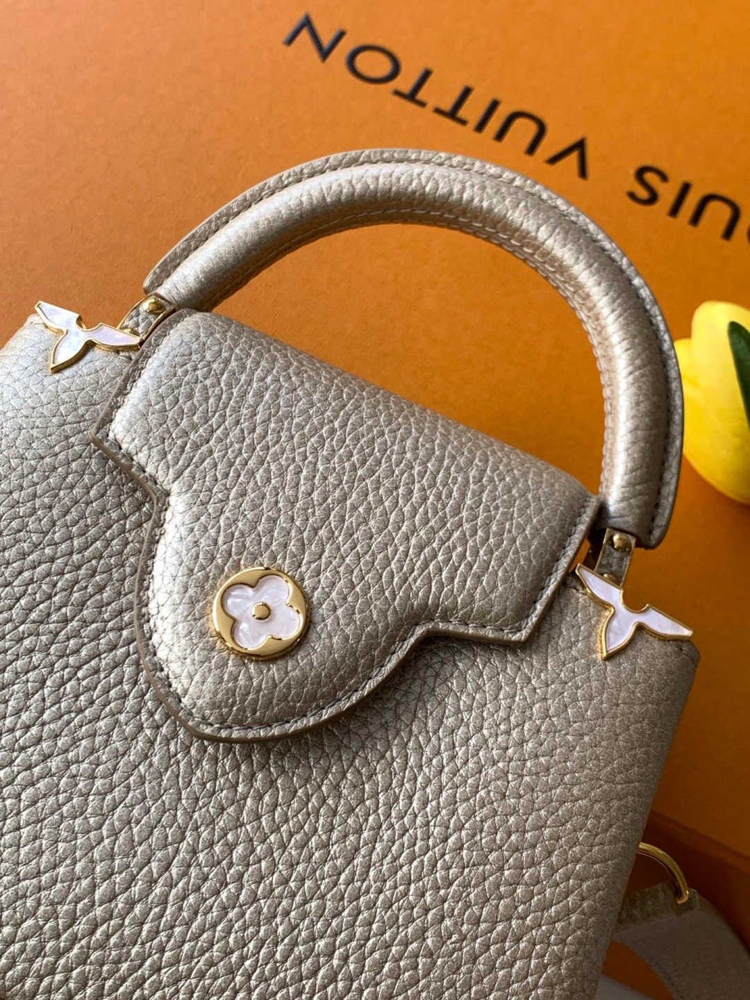 Louis Vuitton 全钢 M11341金属卡其金本款Capucines迷你手袋出自Flower Crown系列