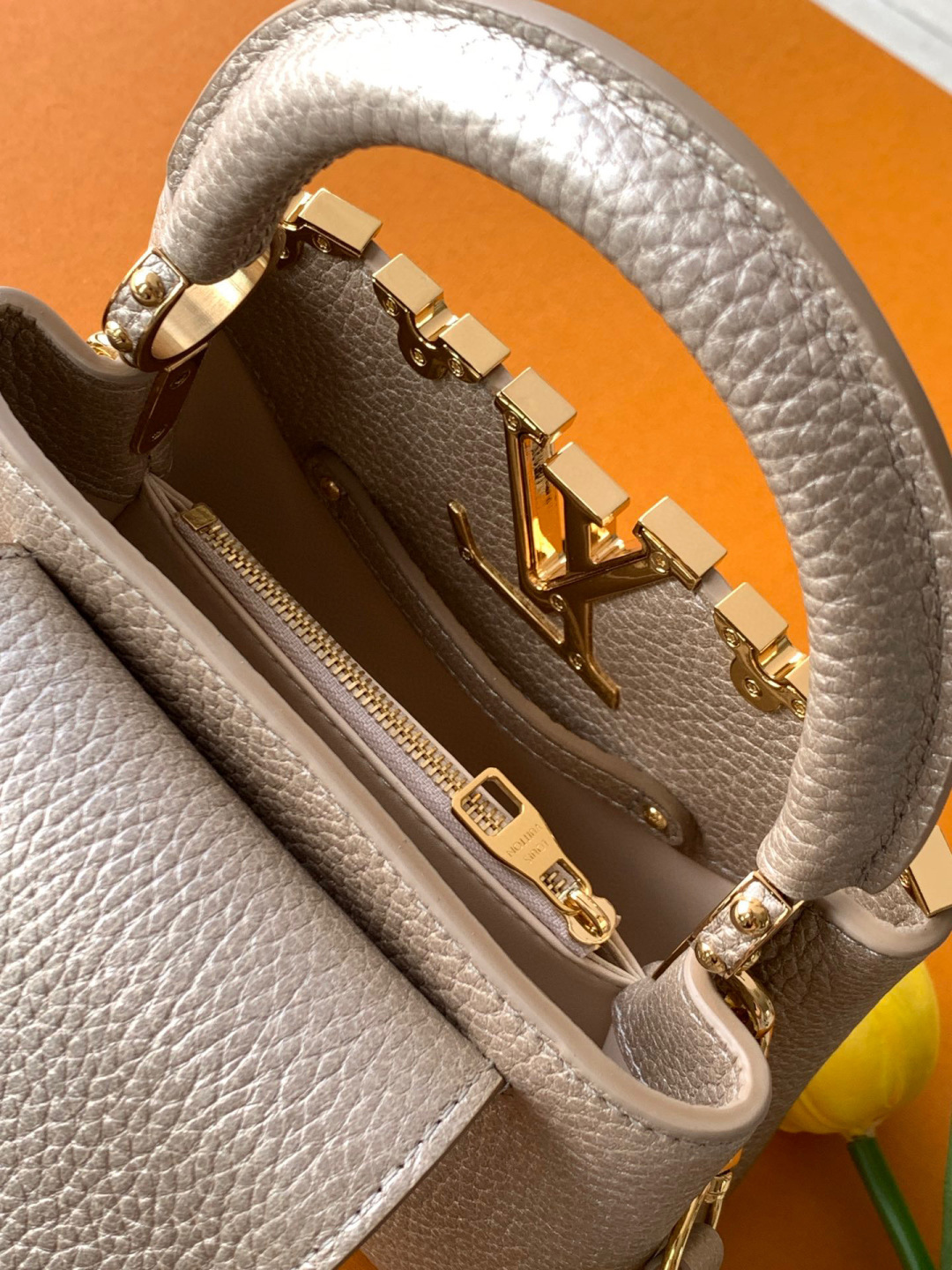 Louis Vuitton 全钢 M11341金属卡其金本款Capucines迷你手袋出自Flower Crown系列