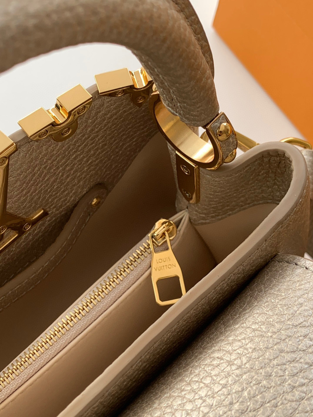 Louis Vuitton 全钢 M11341金属卡其金本款Capucines迷你手袋出自Flower Crown系列