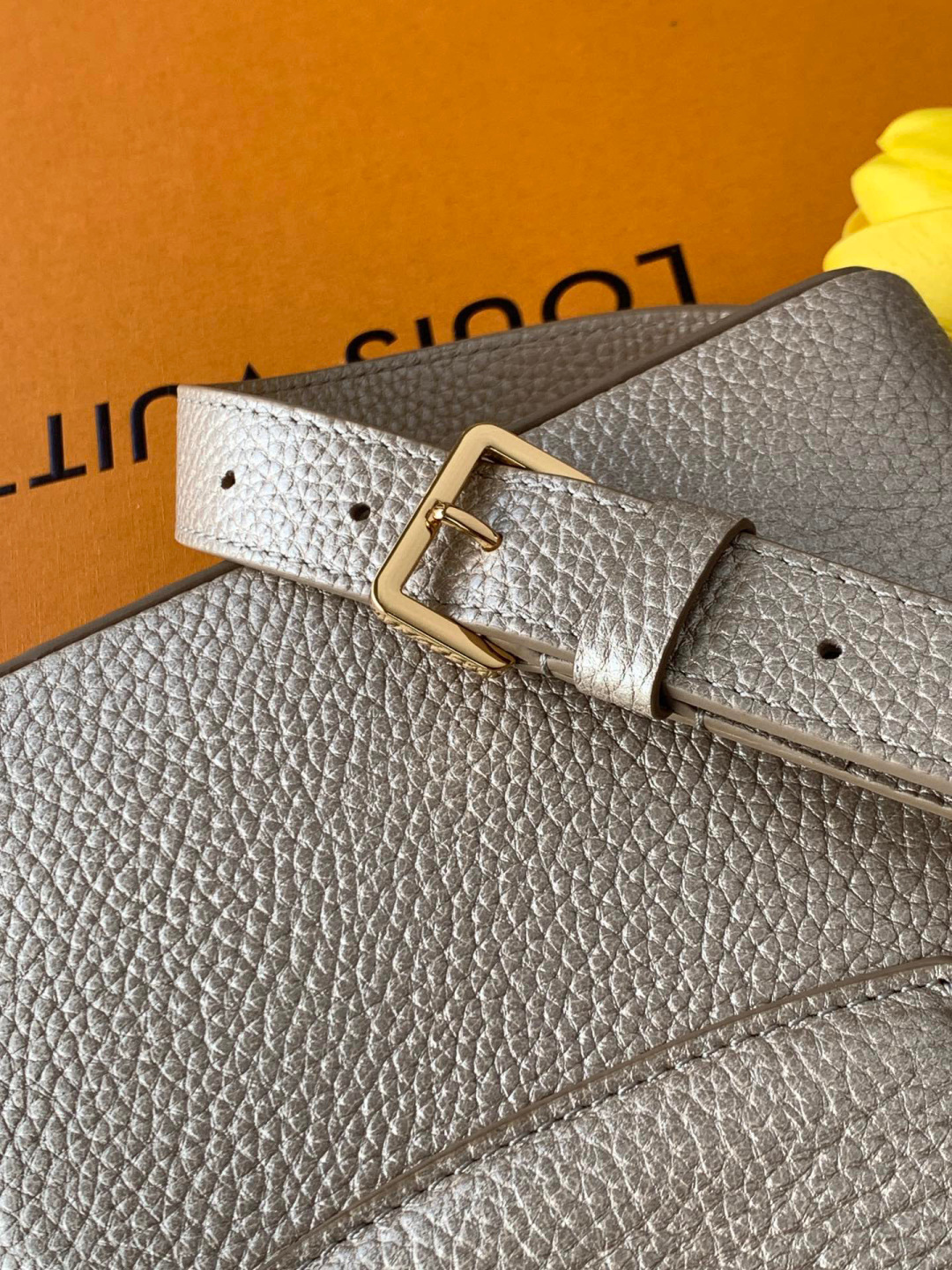 Louis Vuitton 全钢 M11341金属卡其金本款Capucines迷你手袋出自Flower Crown系列