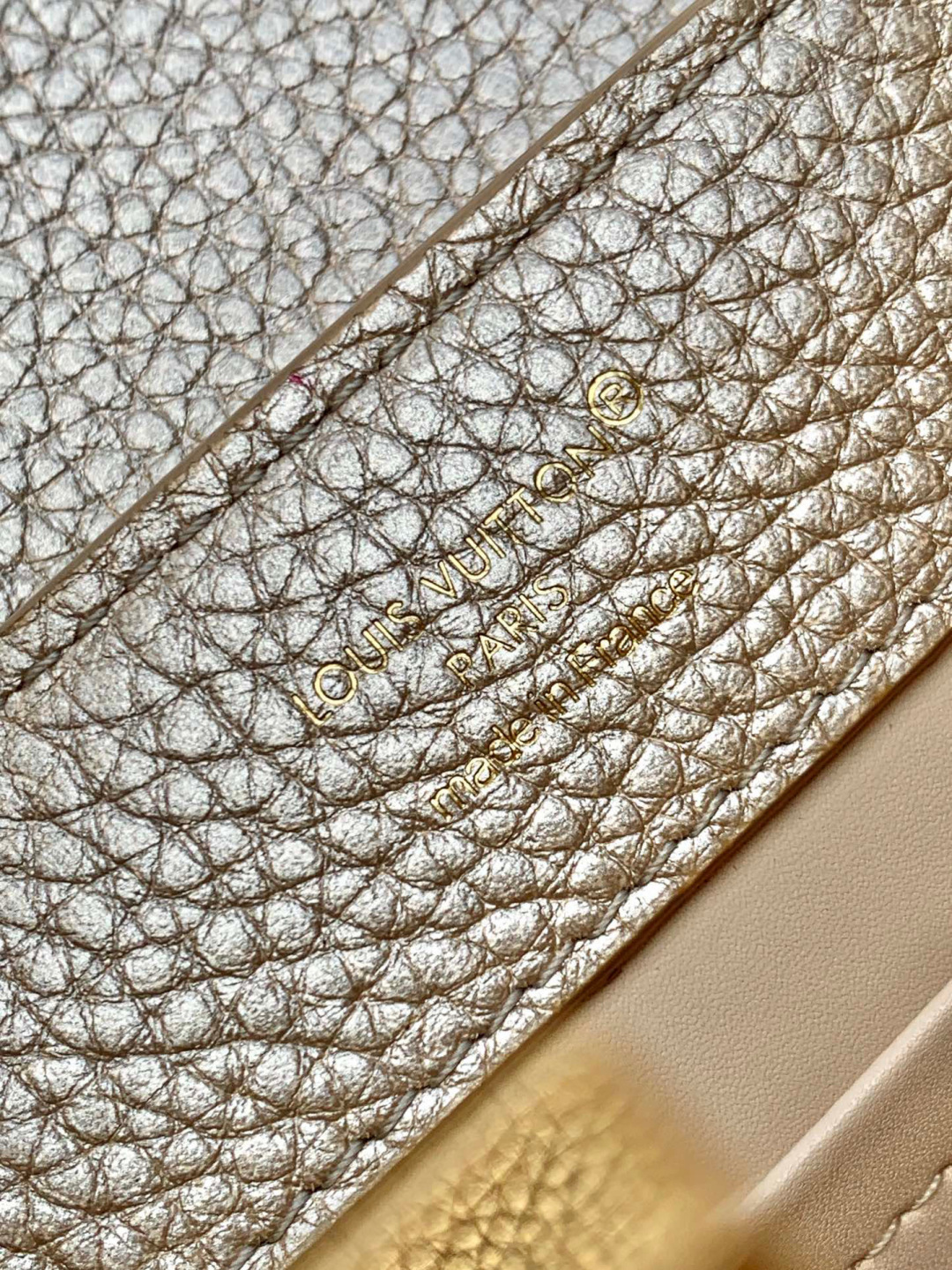 Louis Vuitton 全钢 M11341金属卡其金本款Capucines迷你手袋出自Flower Crown系列