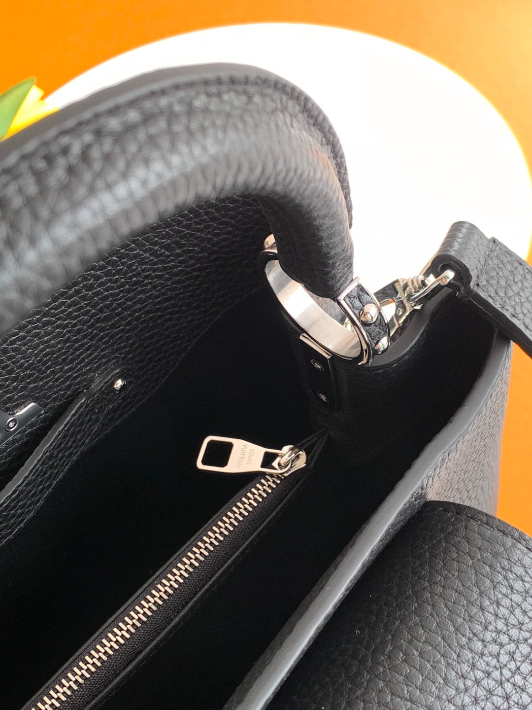 Louis Vuitton 全钢五金 MB163c01变码芯片 配全套包装 款号M11909 进口牛皮黑色银扣本款Capucines 迷你手袋携 Taurillon 牛皮革加入Trilogy系列