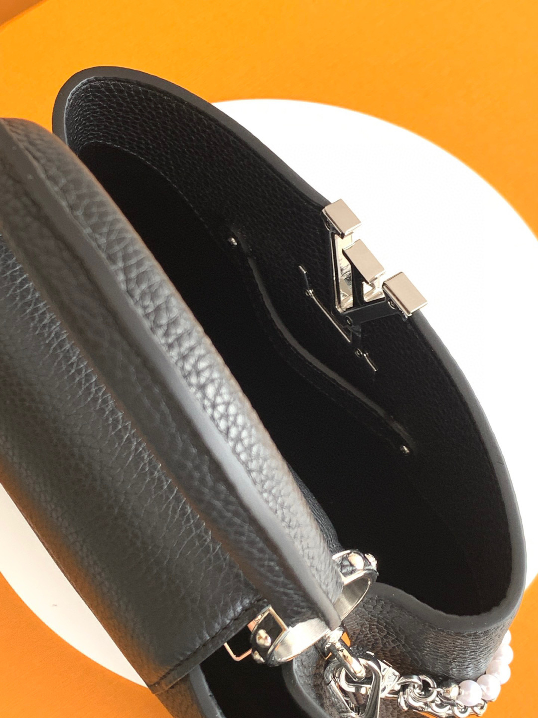 Louis Vuitton 全钢五金 MB163c01变码芯片 配全套包装 款号M11909 进口牛皮黑色银扣本款Capucines 迷你手袋携 Taurillon 牛皮革加入Trilogy系列