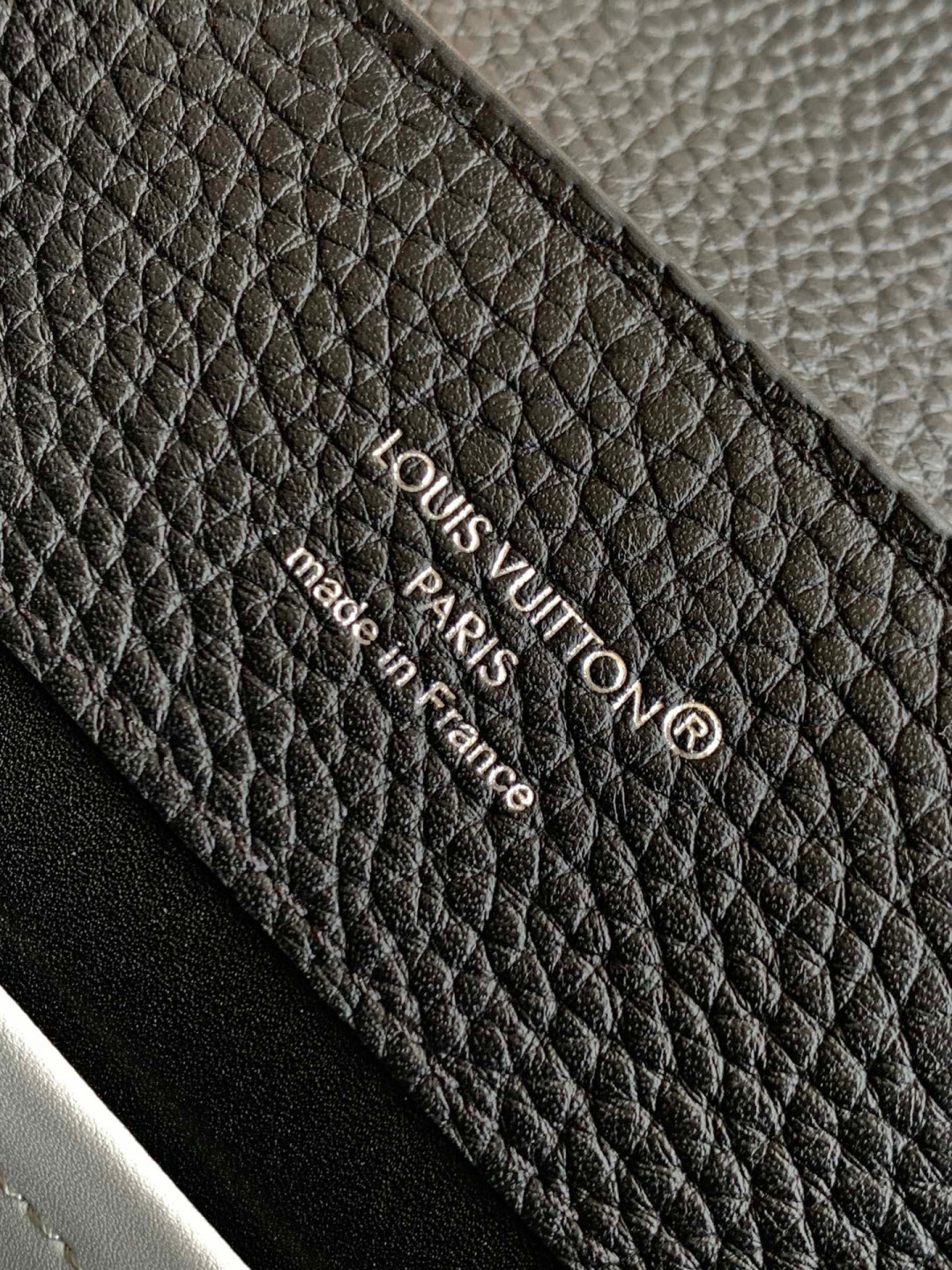 Louis Vuitton 全钢五金 MB163c01变码芯片 配全套包装 款号M11909 进口牛皮黑色银扣本款Capucines 迷你手袋携 Taurillon 牛皮革加入Trilogy系列