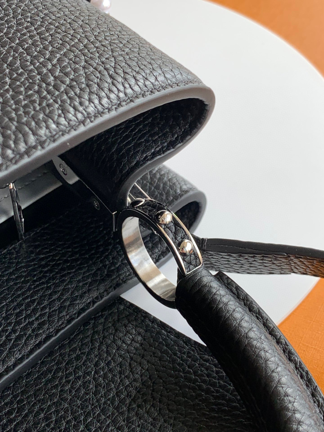 Louis Vuitton 全钢五金 MB163c01变码芯片 配全套包装 款号M11909 进口牛皮黑色银扣本款Capucines 迷你手袋携 Taurillon 牛皮革加入Trilogy系列