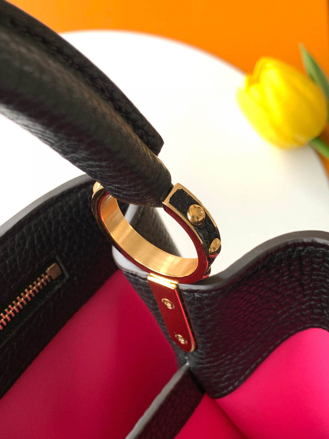 Louis Vuitton 本款 Capucines BB 手袋以全粒面进口牛皮革塑造 Capucines 系列的小巧尺寸