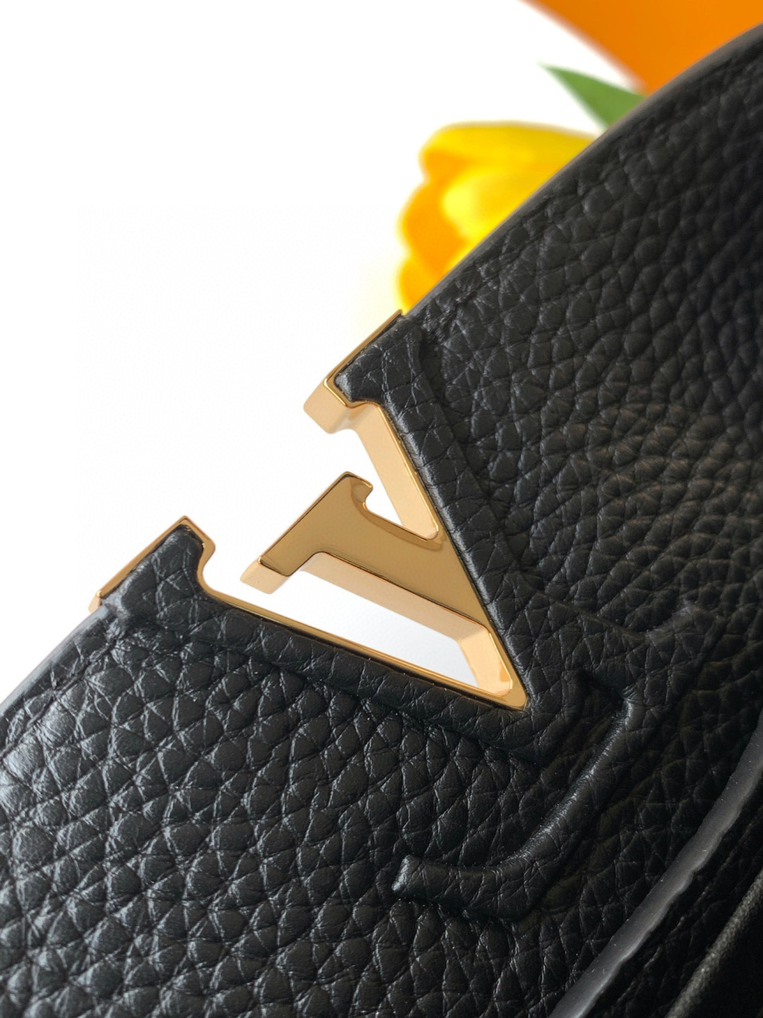 Louis Vuitton 本款 Capucines BB 手袋以全粒面进口牛皮革塑造 Capucines 系列的小巧尺寸