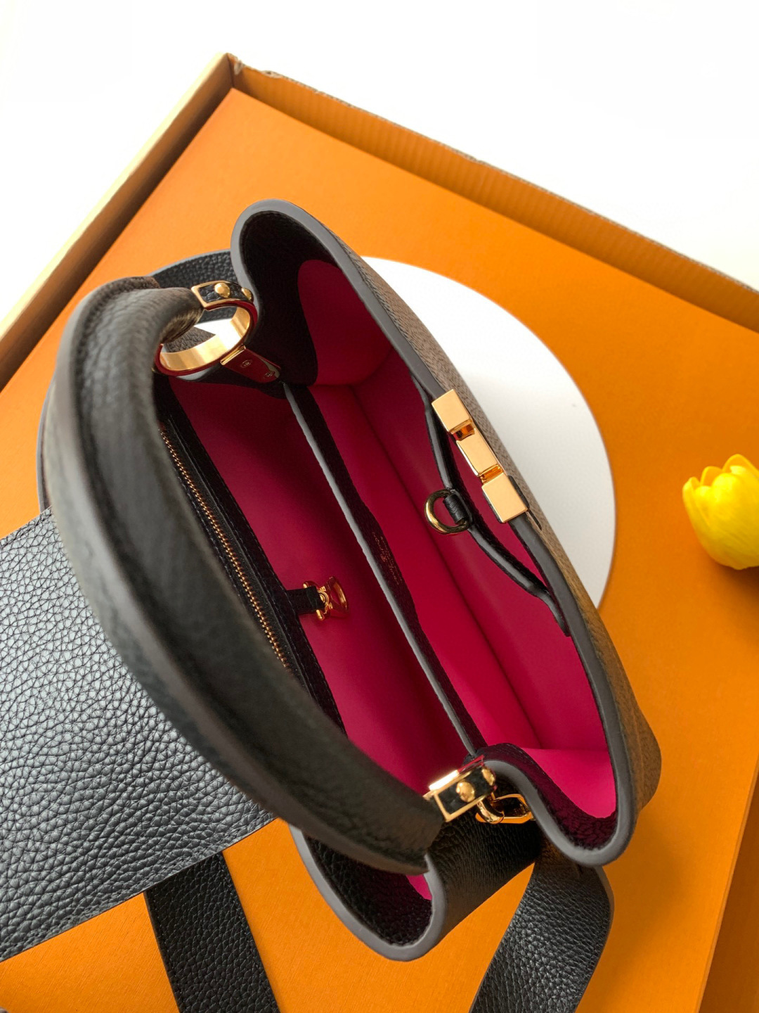 Louis Vuitton 本款 Capucines BB 手袋以全粒面进口牛皮革塑造 Capucines 系列的小巧尺寸
