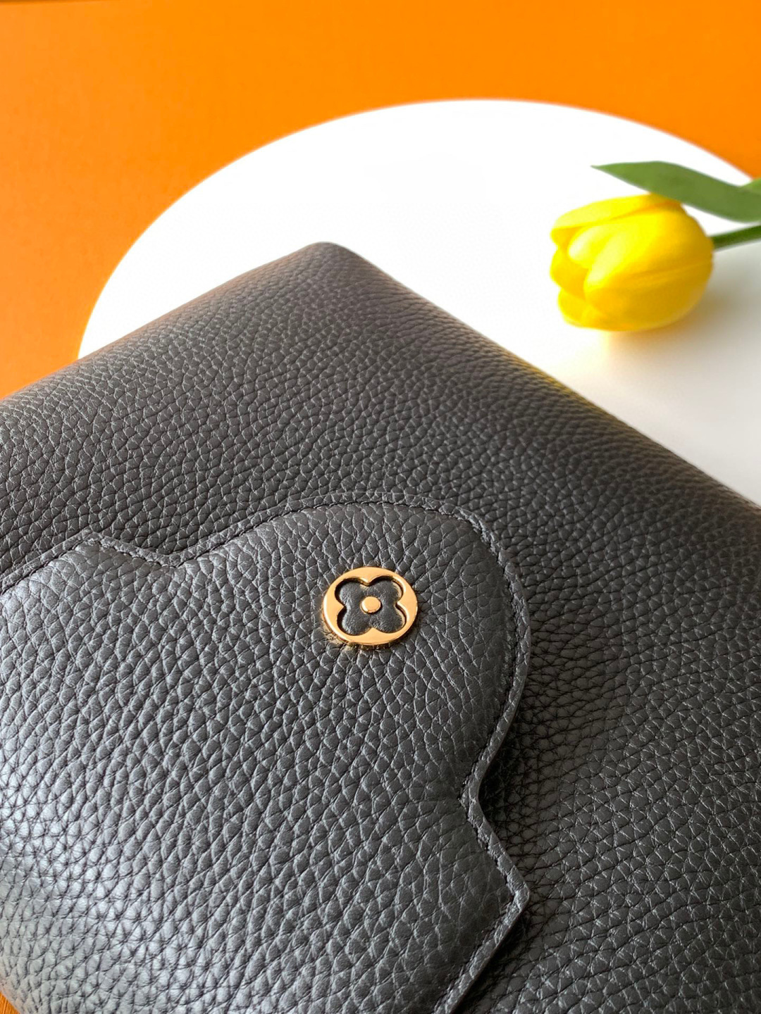 Louis Vuitton 本款 Capucines BB 手袋以全粒面进口牛皮革塑造 Capucines 系列的小巧尺寸