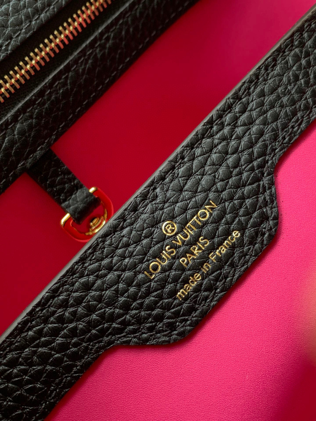 Louis Vuitton 本款 Capucines BB 手袋以全粒面进口牛皮革塑造 Capucines 系列的小巧尺寸