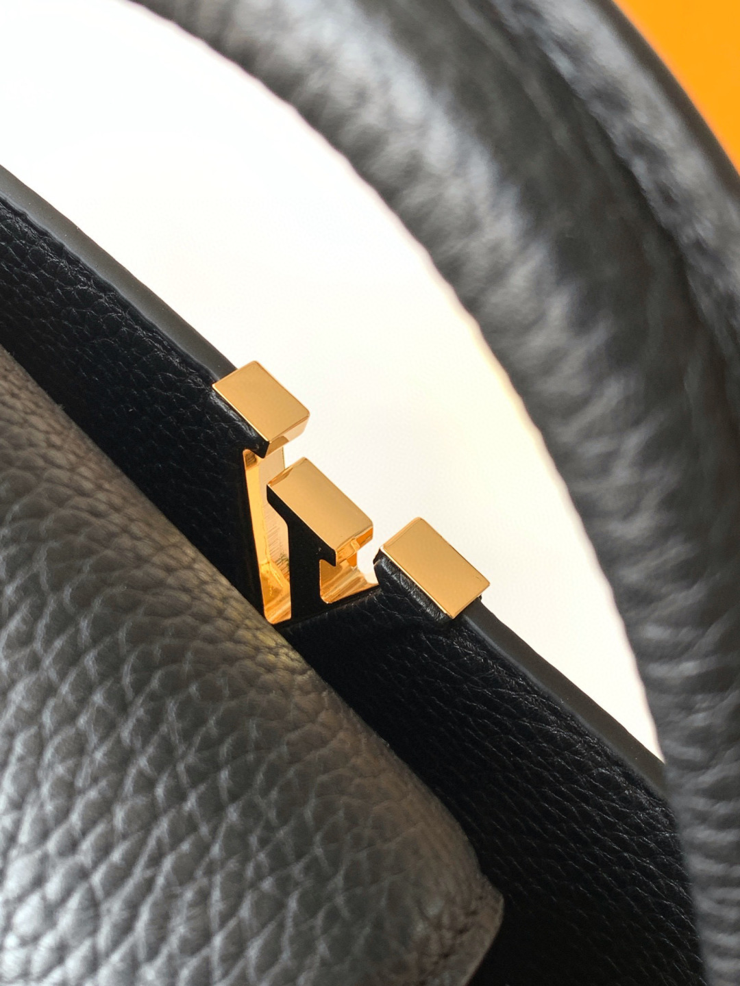 Louis Vuitton 本款 Capucines BB 手袋以全粒面进口牛皮革塑造 Capucines 系列的小巧尺寸